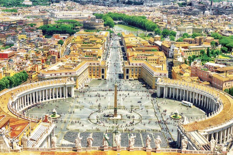 Monumentální Svatopetrské náměstí, Piazza San Pietro, ve Vatikánu.