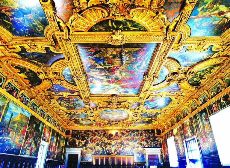 Úžasně zdobený strop sálu Velké rady v Dóžecím paláci vám vezme dech.