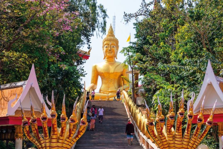 Chrámu Wat Yan Sang Wararam vévodí velký zlatý Buddha. Tedy zlatý – pozlacený!