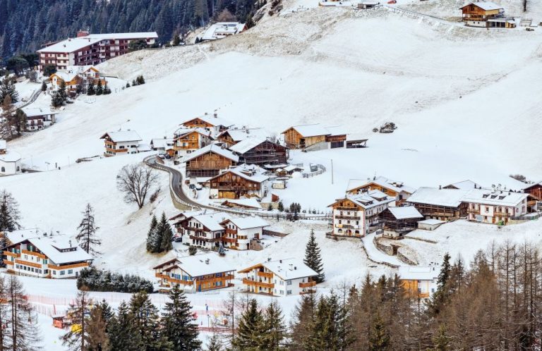 Rozložité domy se sedlovou střechou jsou typické pro rakouské i italské Alpy