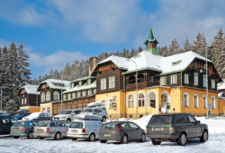 Velký hotel v Bílé nabízí ubytování i skvělou kuchyni.