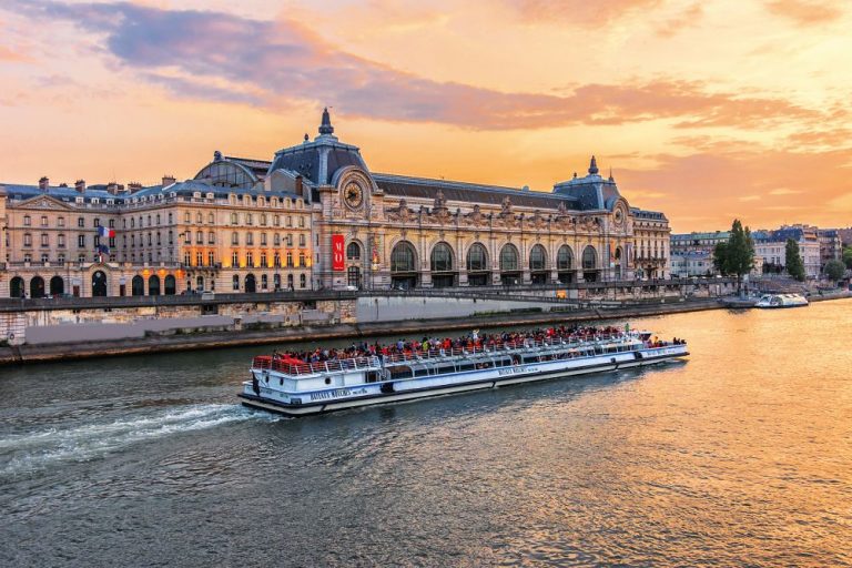 Výlet po Seině při západu slunce je kouzelný. V pozadí galerie d'Orsay.