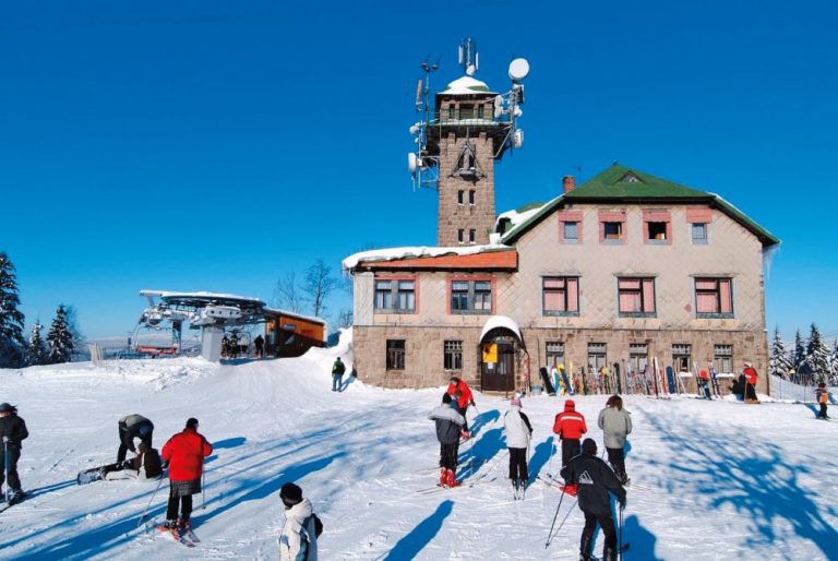 Rozhledna na tanvaldském Špičáku s hotelem Perla a restaurací, kde bývá plno.