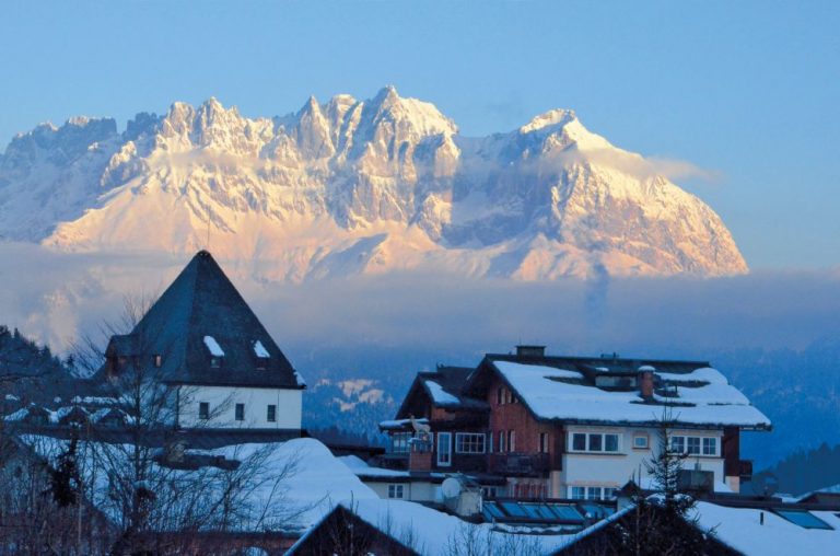 Západ slunce nad štíty nad Kitzbühelem.