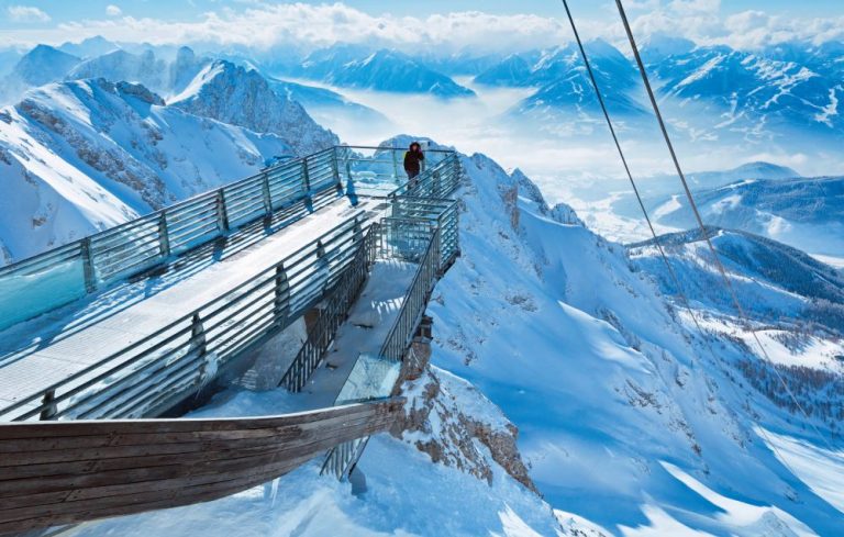 Vyhlídka od horní stanice lanovky Dachstein Treppe stojí za návštěvu i fotku.