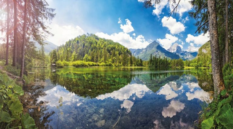 Jezero Schiederweiher, kde se odráží štít Spitzmauer, skýtá nádherné scenérie.