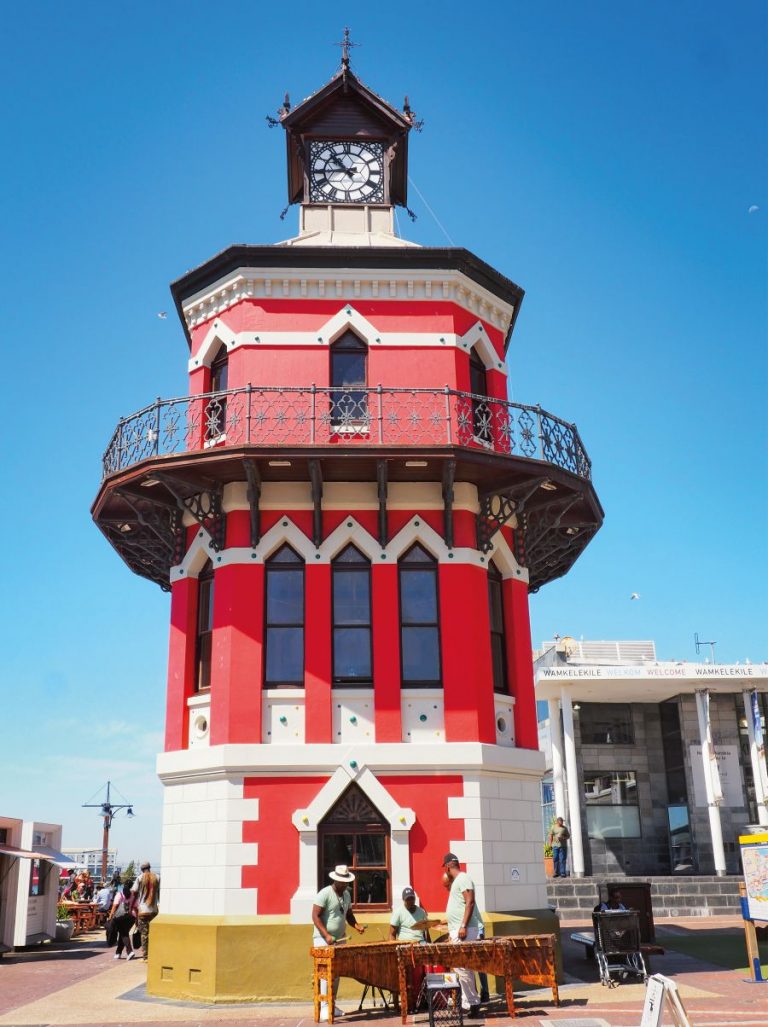 Od roku 1882 je jedním ze symbolů města Clock Tower aneb Hodinová věž.