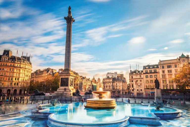 Pravé srdce Londýna, slavné Trafalgar Square i s majestátní kašnou.