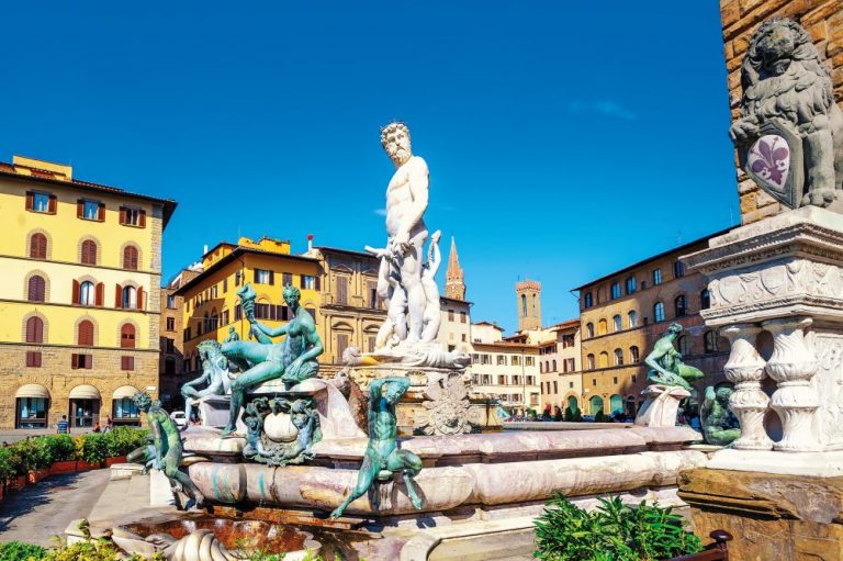 Neptunova fontána na Piazza della Signoria. O kus dál uvidíte slavného Michelangelova Davida