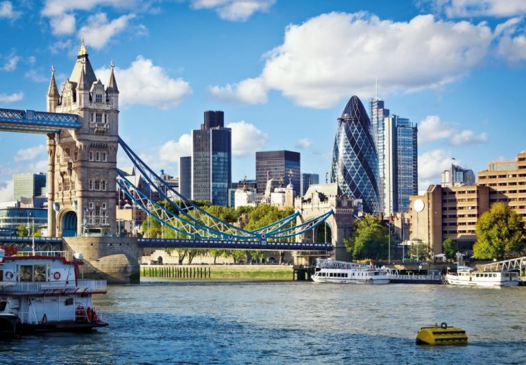 Projížďka po Temži ukáže mnohé, Tower Bridge v popředí i stavbu zvanou Okurka (v pozadí za ním).