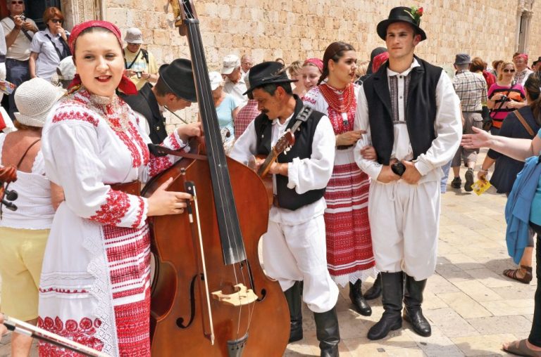 Ve městě se konají časté kulturní festivaly, samozřejmě s muzikou.