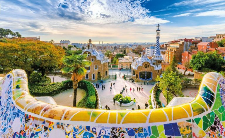 I park Güell ozdobil Gaudí svými osobitými stavbičkami.