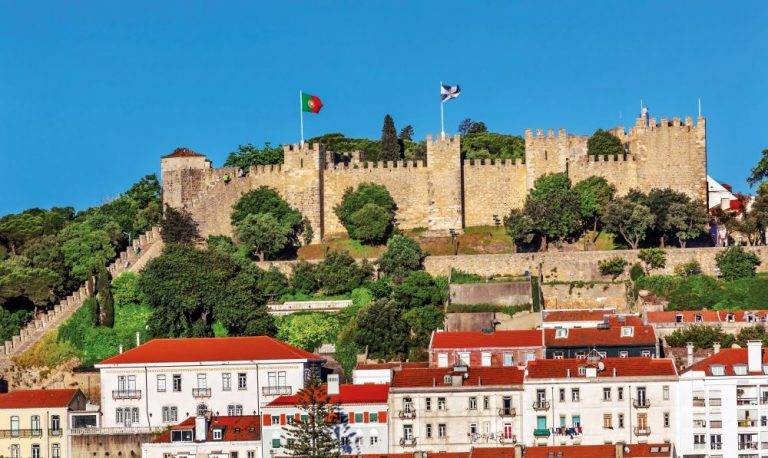 Nad Lisabonským zálivem malebně vládne gotická, nikdy nedobytá pevnost Castelo de São Jorge.