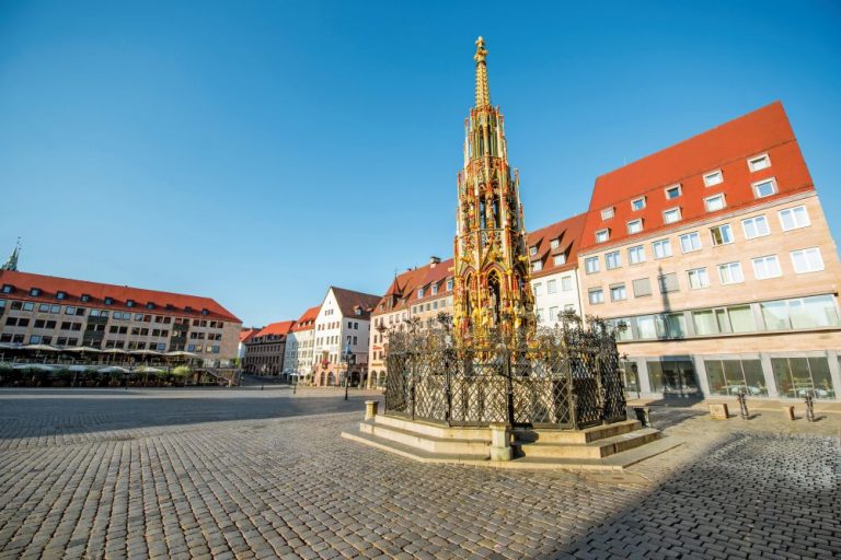 Čtyřicet barevných sošek na Hauptmarktu chrání renesanční mříž.