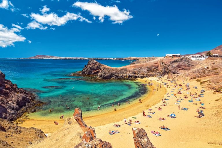 Papagayo Beach na jihu Lanzarote se chlubí pěknou lagunou.