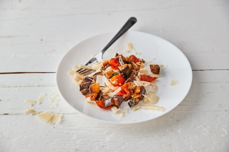 Slim Pasta nabízí i nízkokalorické omáčky a dresinky, mezi kterými naleznete třeba i zdravější variantu majonézy pod názvem vajonéza, barbecue omáčku, česnekovou omáčku, kečup, ale také sladký čokoládový a karamelový topping, kterým si můžete dochutit například proteinové palačinky.