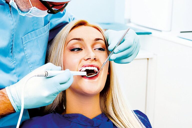 První návštěva u dentální hygienistky může trvat i hodinu.