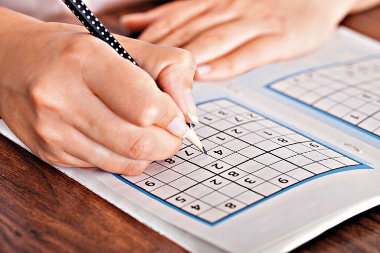 Luštění křížovek a sudoku pomáhá udržet mozek ve formě!