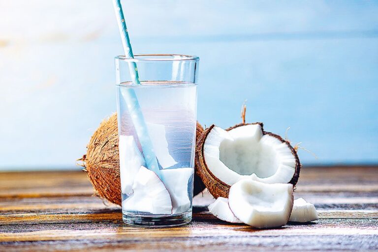 Kokosové mléko pomáhá udržet zdravé kosti a prospívá pleti.