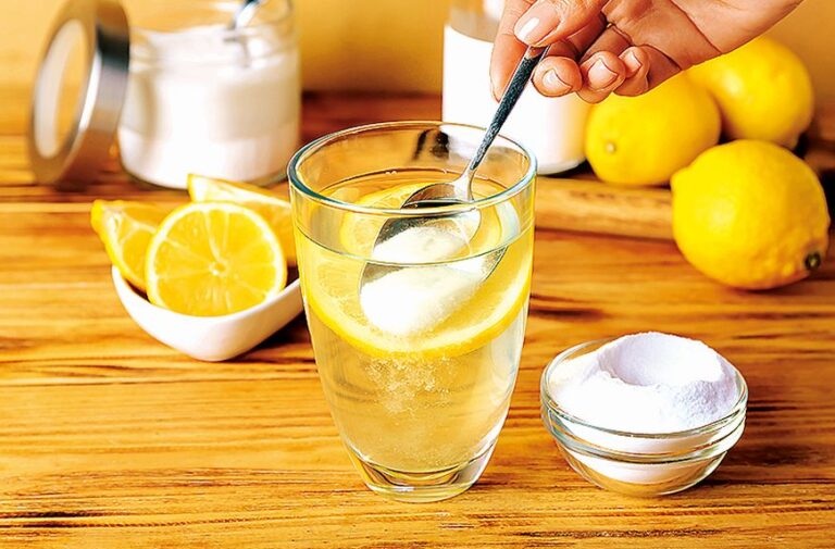 Pomoci může jedlá soda, nebo i obyčejná voda s citronem.