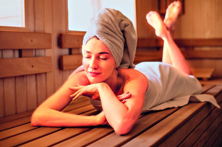 Odvodnit a detoxikovat organismus pomůže i sauna a pára.