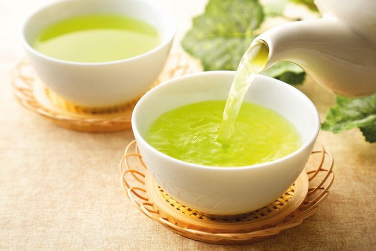Ze zeleného čaje můžete mít skvělou pleťovou vodu.