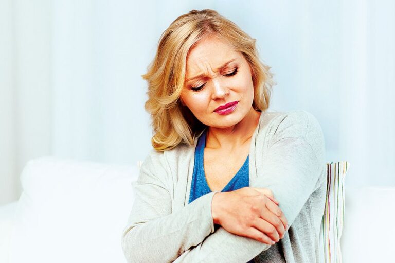 Artróza je častá v kolenou či kyčlích, může ale napadat i prsty, páteř, ramena nebo lokty.