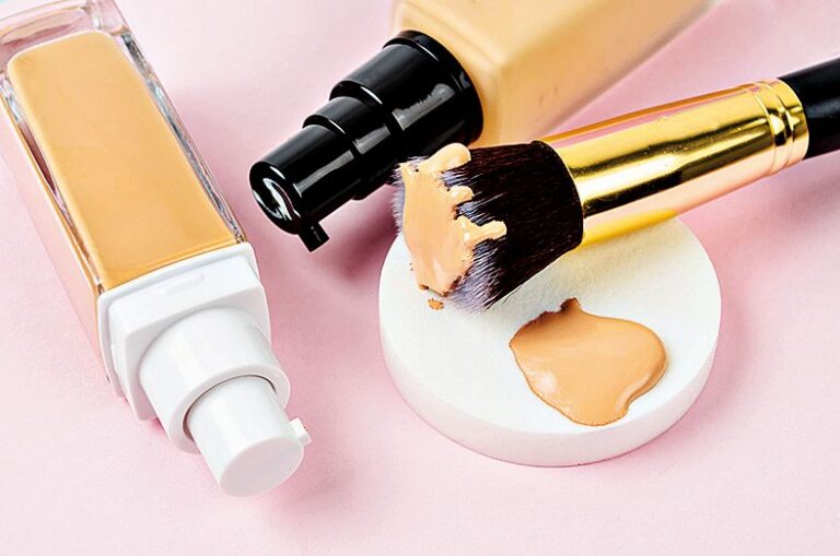 Nanášet make-up můžete prsty, houbičkou nebo i speciál­ním štětcem.