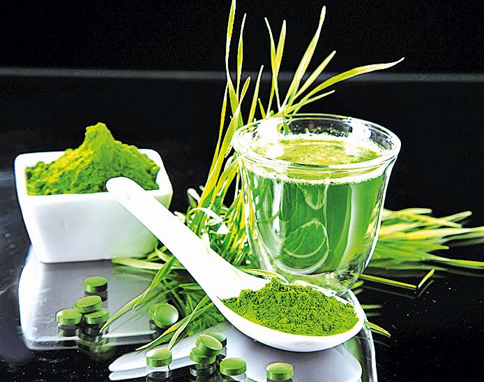 Kromě očisty působí chlorella i na zdraví pleti a vlasů.