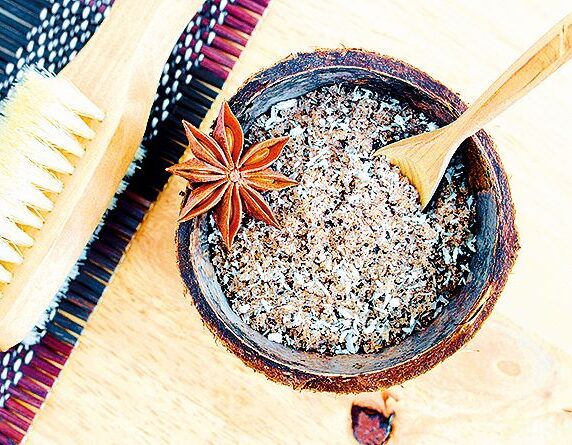 Kávový peeling odstraní starou kůži a krásně ji prokrví.