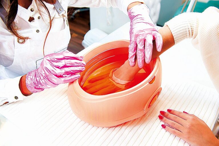 Parafínové zábaly si můžete připravit i doma.