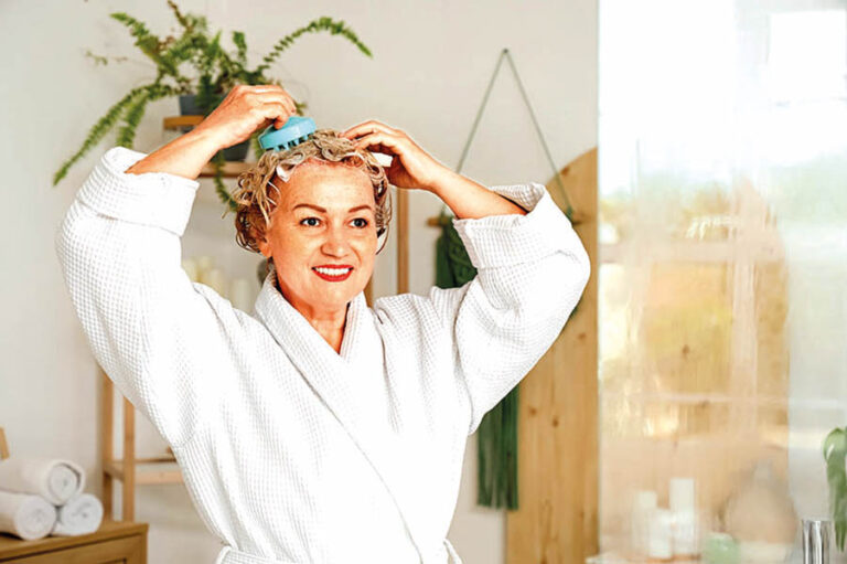 Vlasy jsou na podzim často sušší, elektrizují, víc padají a ztrácejí lesk.