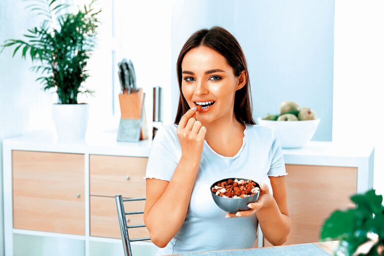 Zdravé svačinky mohou také pomoci. Dejte si pár oříšků, kousek ovoce nebo zeleniny.