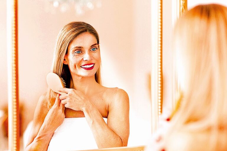 Vlasy je třeba nejdříve dobře rozčesat.