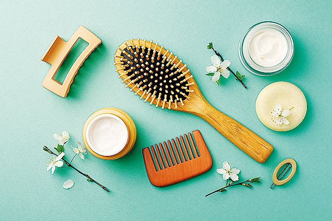 Elektrizování krotí i správné kartáče a hřebeny.