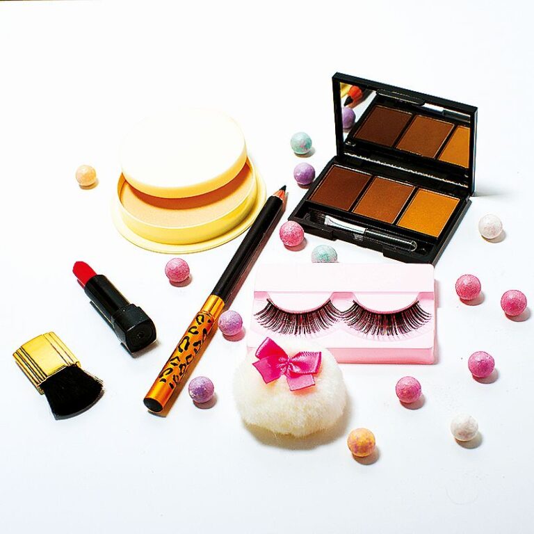 Na zvýraznění očí stačí tři odstíny jedné barvy a řasenka.