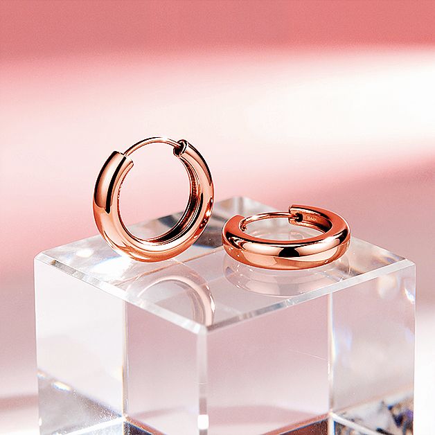 Šperky z růžového zlata jsou univerzální pro každý typ.