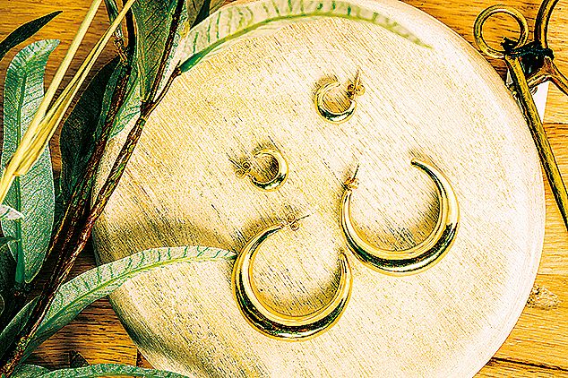 Jednoduché malé kroužky si můžete vzít i k šále.