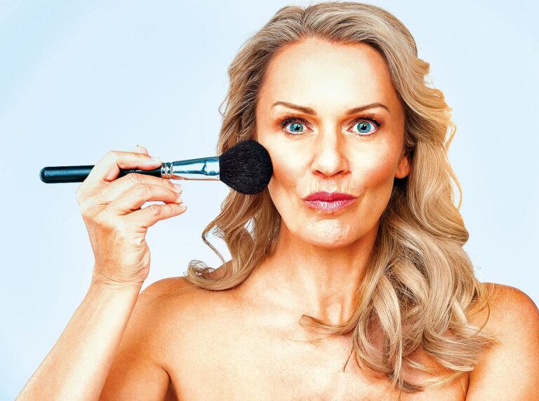 Tvářenka dokáže s obličejem divy a stačí jí jen opravdu jemný dotek.