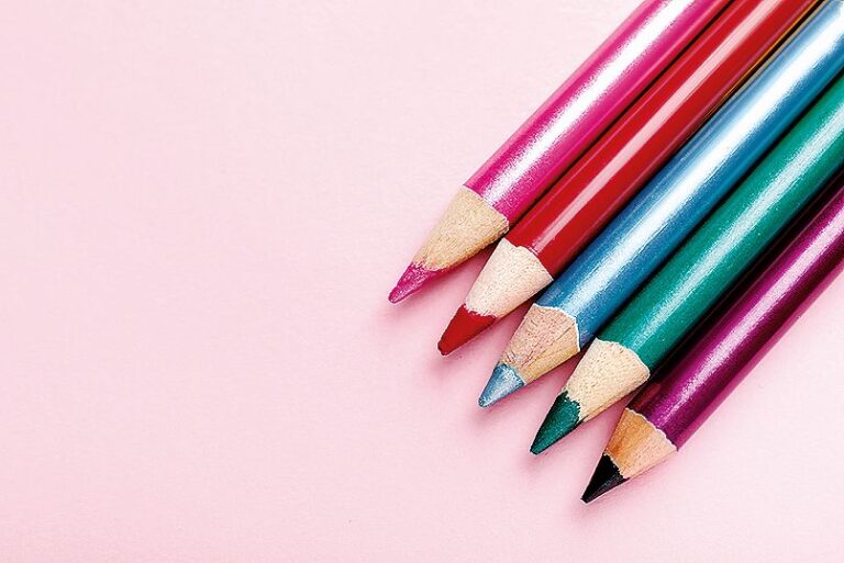 S barvami očních linek si můžete pohrát.