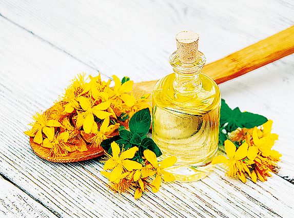 Třezalkový olej kloubům pomáhá.