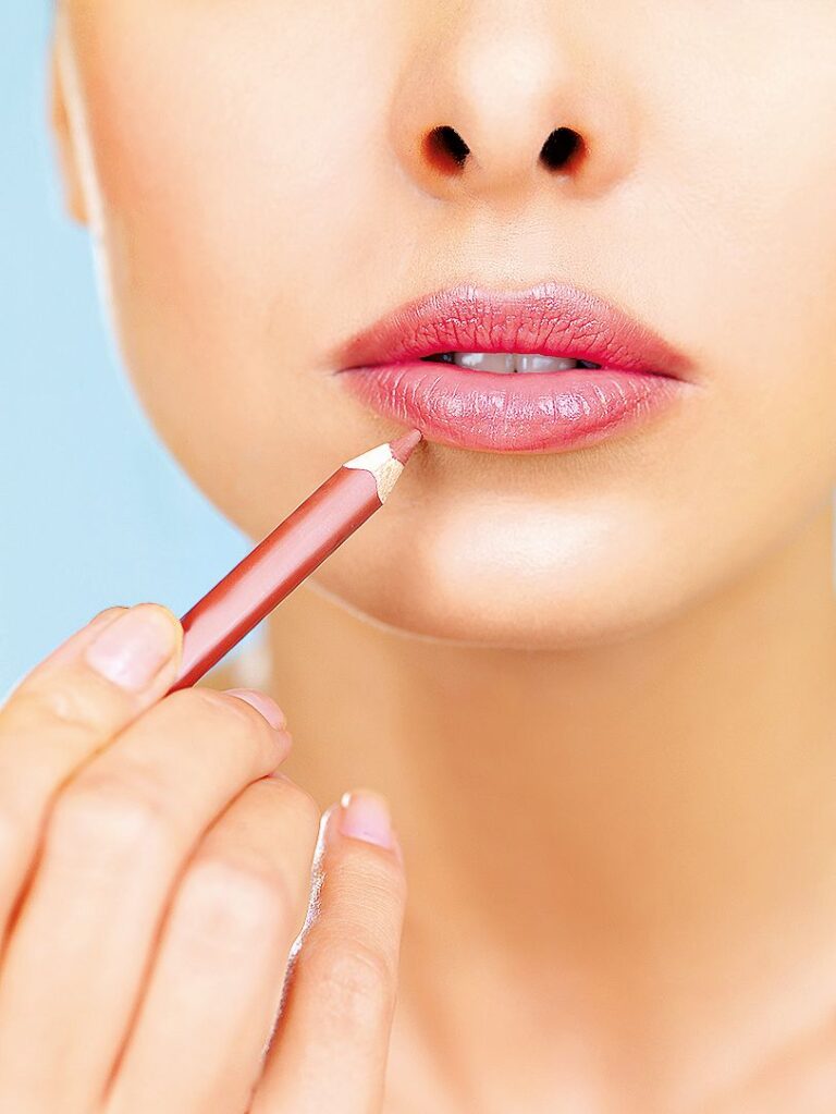 Konturovací tužka rty zvýrazní a opticky zvětší.