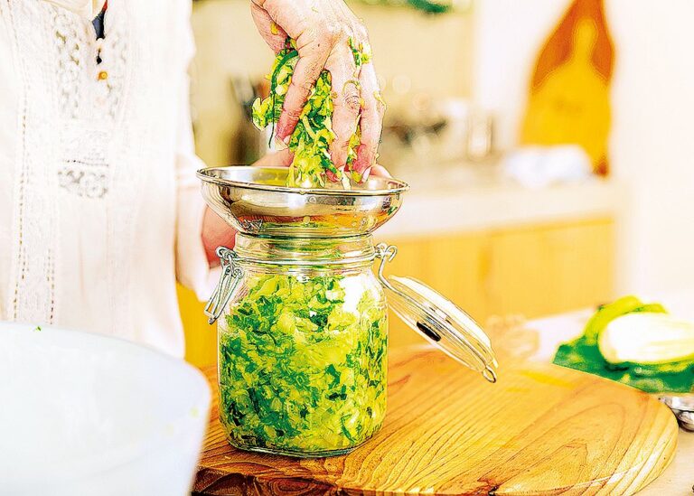 Domácí výroba kimchi není složitá.