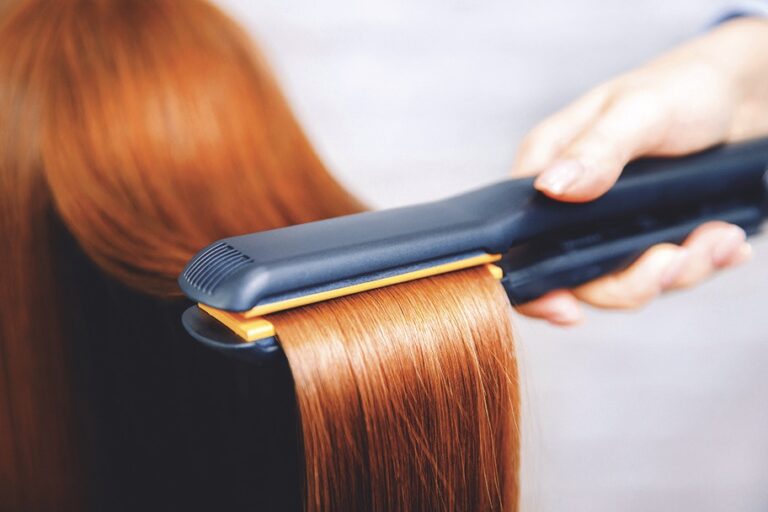Šetrné žehlení vlasům neuškodí.