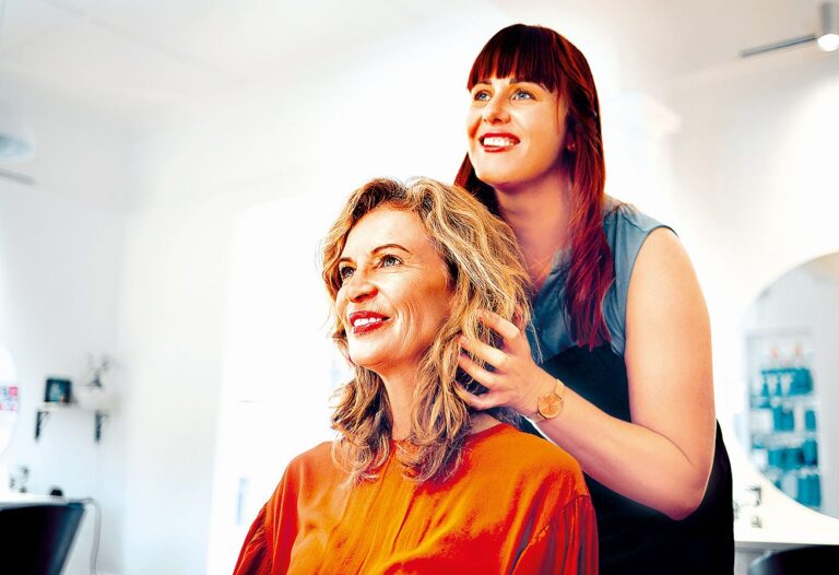 Sestříhané vlasy dodají objem, vyžadují jen více práce při stylingu.