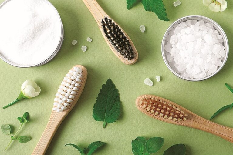 Přírodní prostředky s obsahem bylin mohou nahradit zubní pastu.