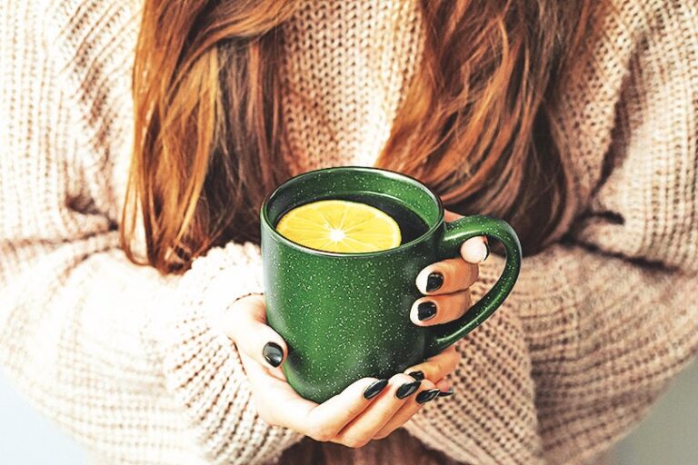 Teplý čaj hrdlo zklidňuje.