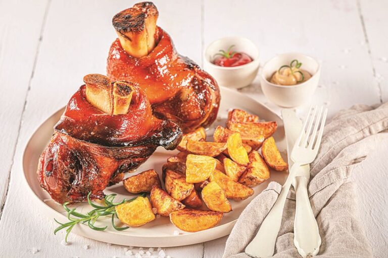 Pečené koleno zapijte vychlazeným pivem.