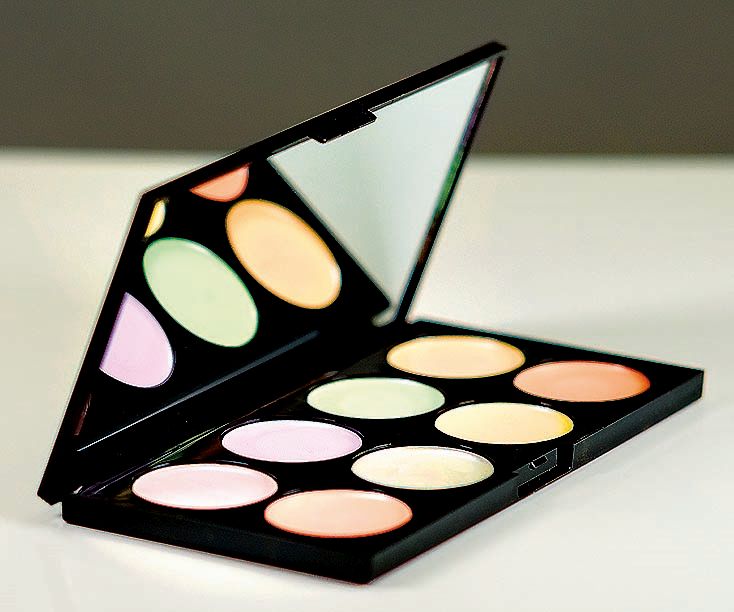 Paletka korektorů obsahuje odstíny pro každý pleťový problém.