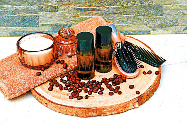 Kofein pomáhá zvýšit produkci keratinu.